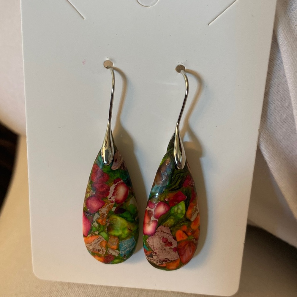 Beautiful teardrop flower earrings.